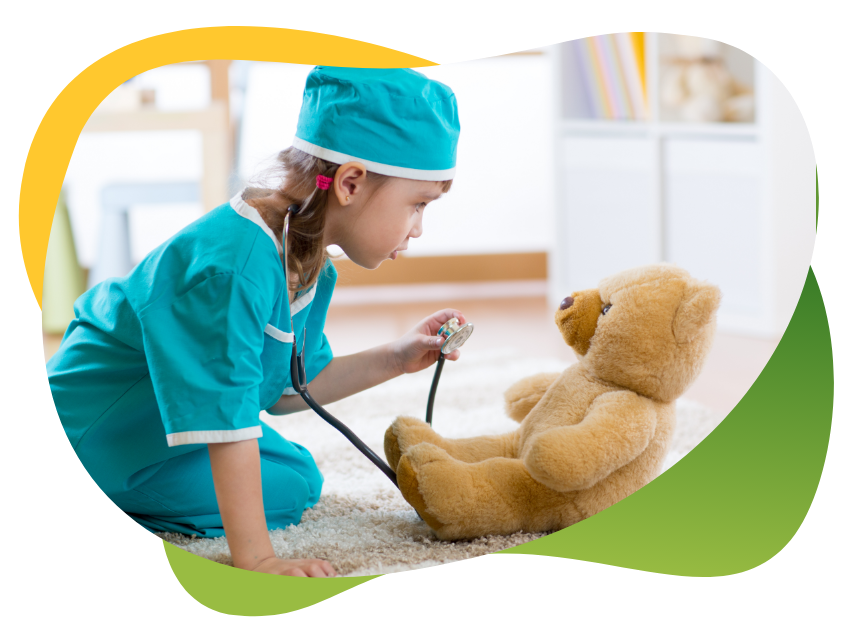 Dítě v obleku zdravotní sestry, jak vyšetřuje svého plyšového medvěda.