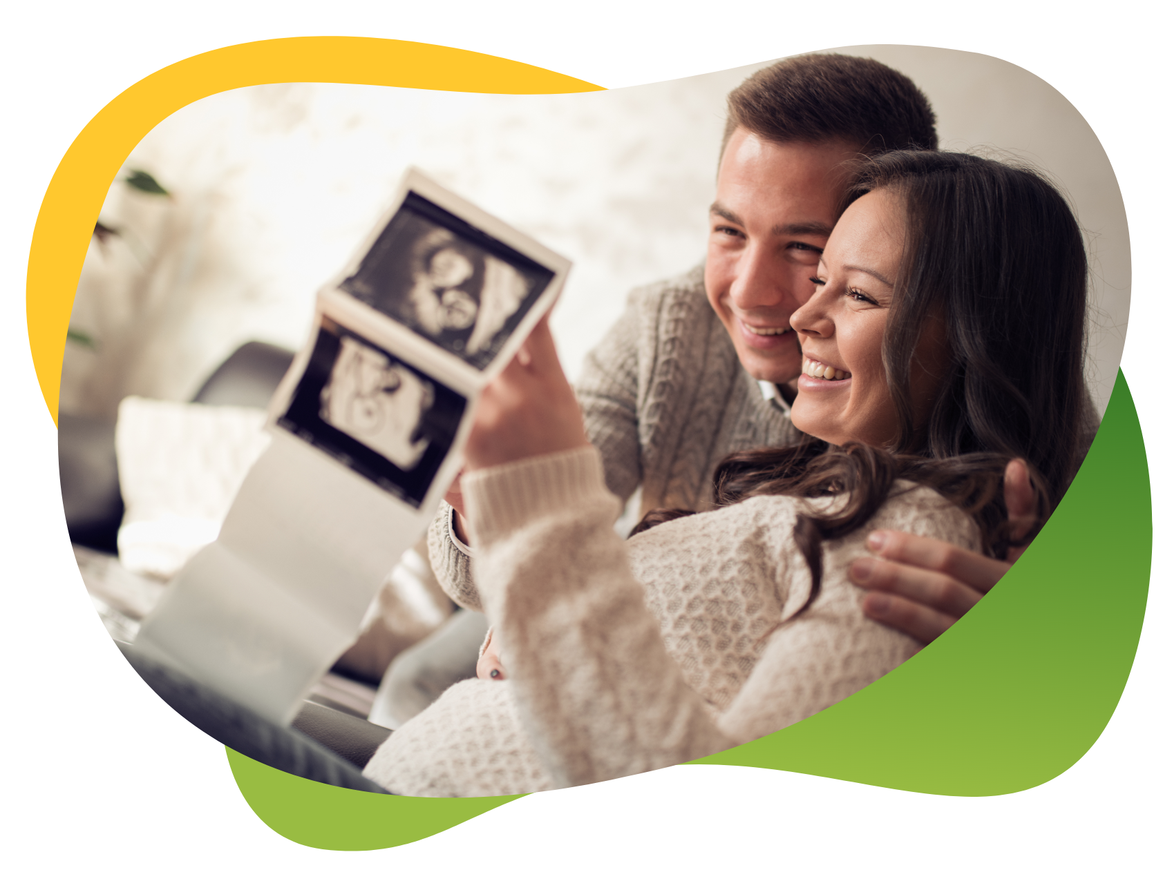 Nastávající rodiče se dívají na obrázky dítěte pořízené pomocí ultrazvuku