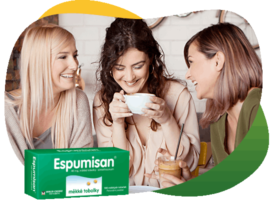 Tři kamarádky si dávají kávu a dobře se spolu baví, povídají si o plynatosti a Espumisanu. V popředí je obrázek balení Espumisanu 40 mg tobolky.
