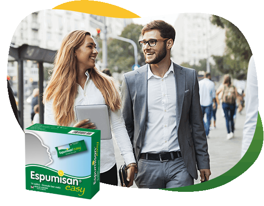 Dvě mladé ženy a mladý muž v pracovním oblečení, jak energicky kráčí městem, v popředí je balení Espumisanu Easy